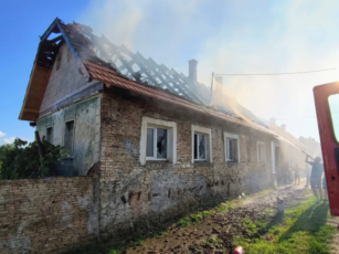 Incendiu puternic la o casă din Chirpăr. O femeie a ajuns la spital