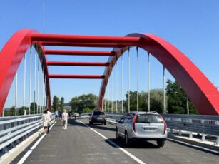 Tronsonul dintre Gara Voila şi Cincu, unde sunt descărcate tancurile NATO, devine drum naţional