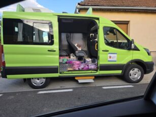 Microbuz școlar folosit pentru a transporta hrană pentru pisici, la Cârțișoara