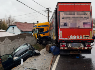 Trei răniți grav într-un accident, la Rotbav. Un autocamion a lovit frontal un autoturism