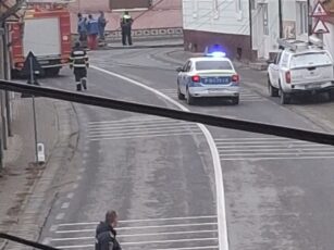 Șoferiță rănită la Sâmbăta de Sus, după ce a intrat într-un stâlp