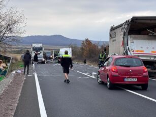 Accident grav la Vlădeni. Un șofer de autoutilitară a fost rănit după impactul cu un TIR