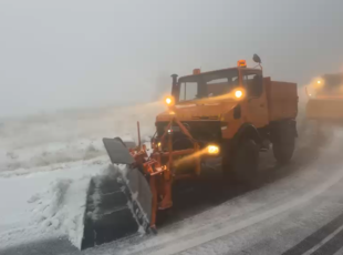 Ninsoare abundentă pe Transfăgărășan. Drumarii intervin cu utilaje și materiale antiderapante